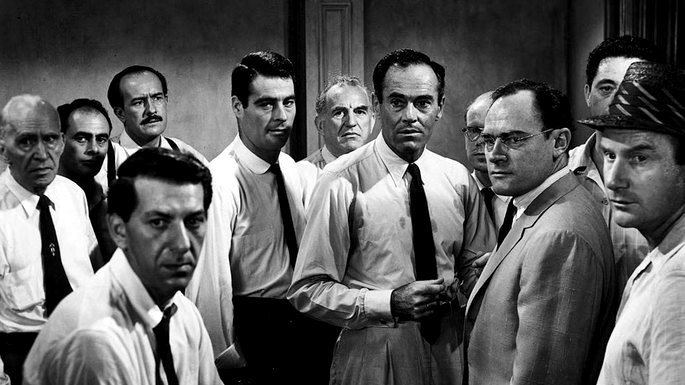 Los hombres se reunieron alrededor de una mesa.