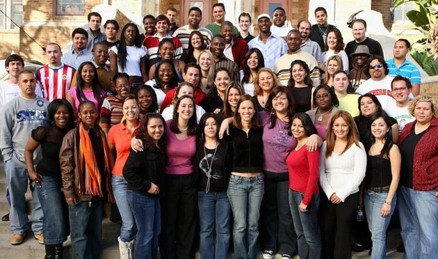 La verdadera Erin Gruwell (primera fila, vestida con camiseta rosa) y sus alumnos.