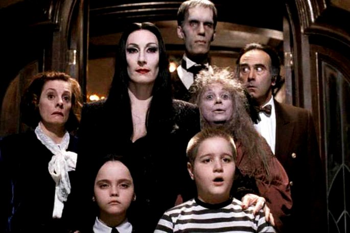 La escena de la película Addams Family muestra a todos los miembros de la familia.