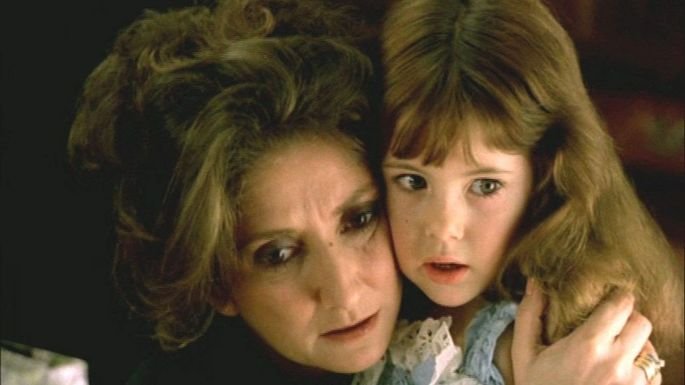 Escena de la película La historia oficial muestra a una madre y una hija abrazándose