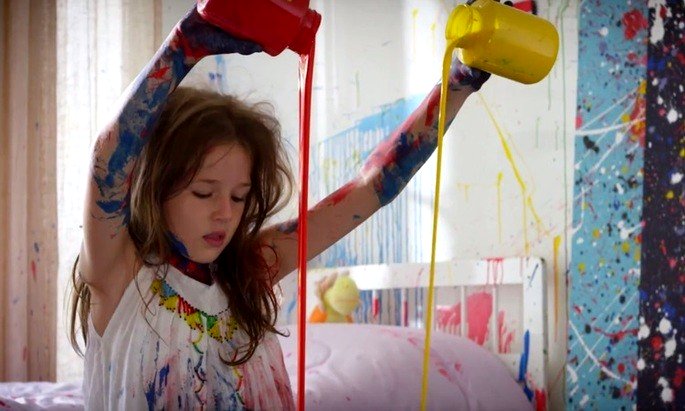 Niño, todo manchado de pintura de colores, pintura.