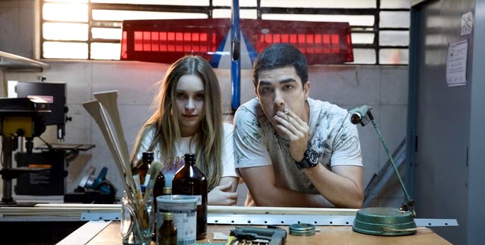 Una mujer joven y un hombre con una expresión sospechosa en sus rostros.