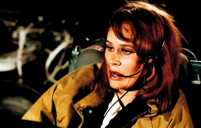 una mujer volando un avion