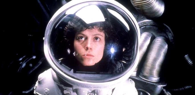 Una mujer con traje de astronauta.