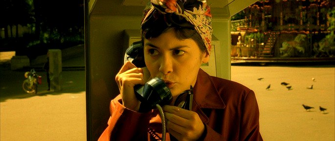 Amélie disfrazada por el teléfono público