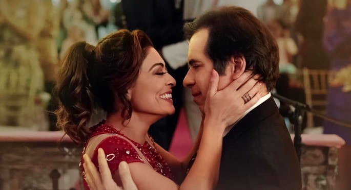 Pareja besándose y sonriendo.