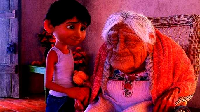 Lupita, la bisabuela de Miguel, es la encarnación viva de la vejez y la pérdida de memoria.