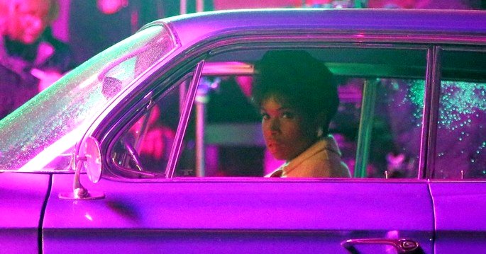 Una mujer mirando por la ventanilla del coche.