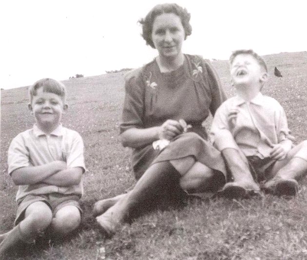 Retrato de Paul con su madre y su hermano.