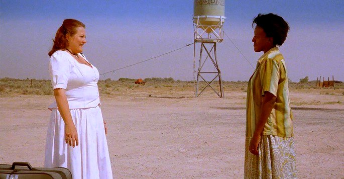 Una escena de la película Bagdad Café muestra a dos mujeres en un paisaje desértico.