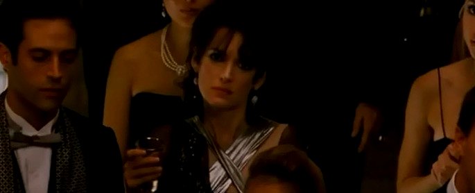 Beth viendo la actuación de Nina.