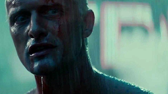 Una escena muestra la Blade Runner de Roy bajo la lluvia.