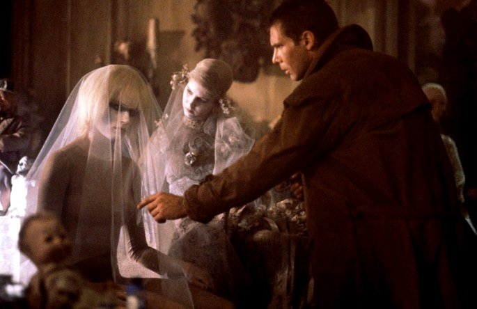 Pris se esconde entre los juguetes de Sebastian en Blade Runner