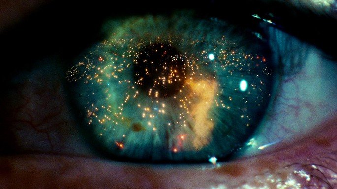 ojo con el reflejo de las luces y las llamas en una película de Blade Runner
