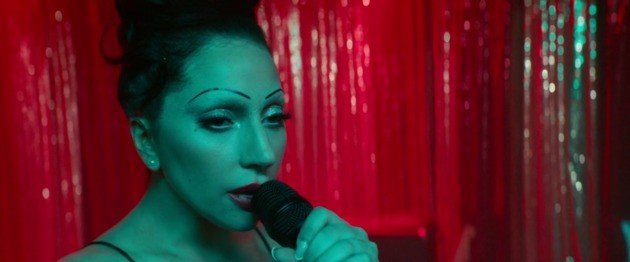 La talentosa Ally es encontrada cantando en un club nocturno