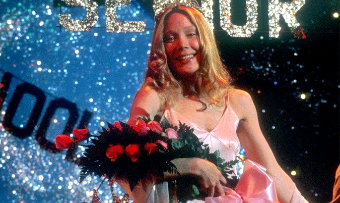 Carrie en el baile de la escuela, recibiendo flores y una banda de la reina bebé
