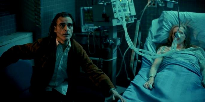 Arthur en el hospital con su madre.