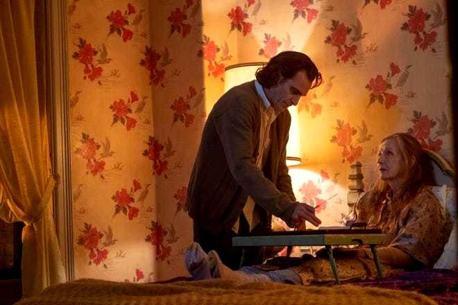 Arthur cuidando a su madre enferma.