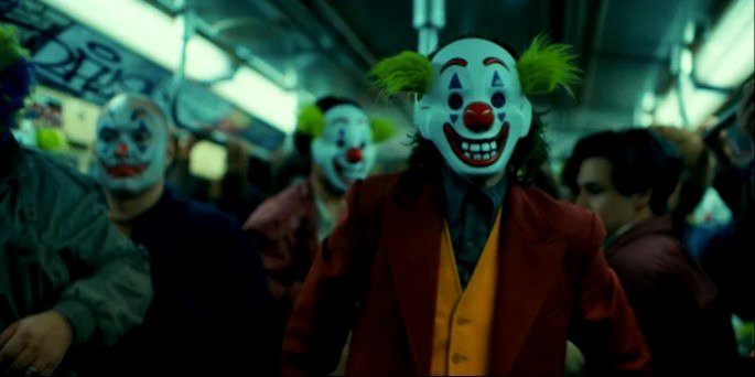 Joker y gente con máscara de payaso.