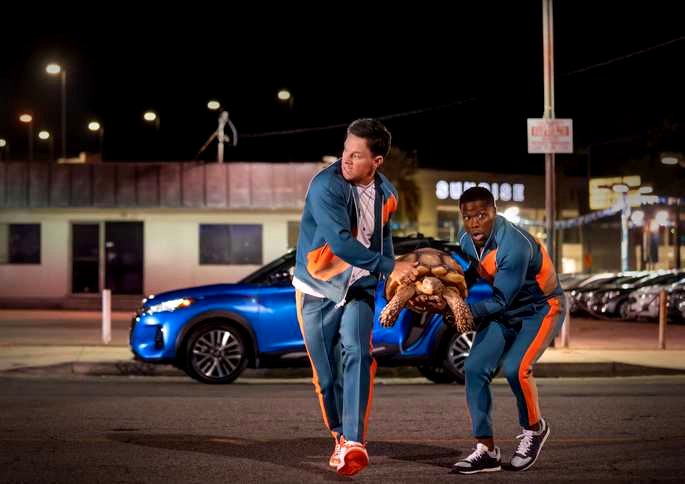 Dos hombres cargando una tortuga.
