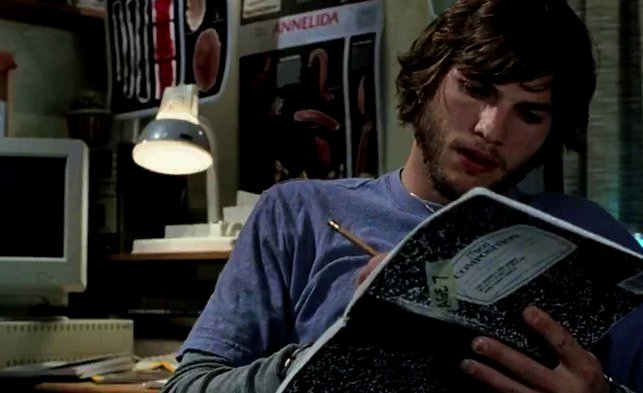 Una escena de la película El efecto mariposa muestra a un niño leyendo un libro.