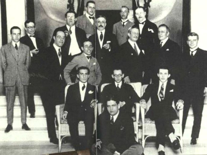 Grupo modernista en las escaleras dirigido por Oswald de Andrade (sentado al frente)