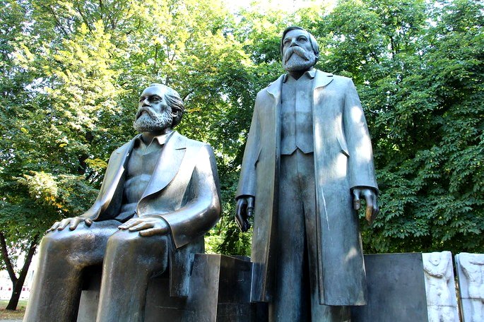 Estatuas de Marx y Engels en Berlín.