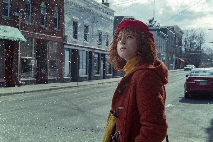 escena de Estoy pensando en acabar con todo muestra a una mujer joven en ropa de invierno en la nieve
