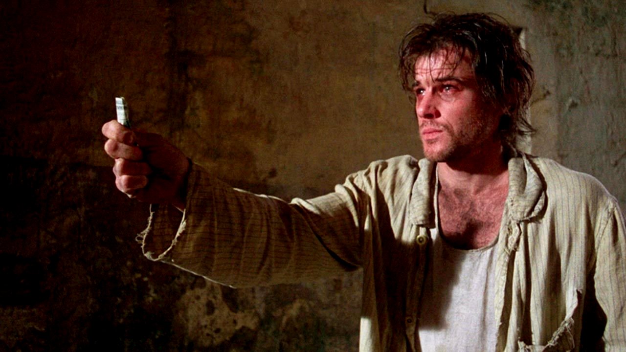 Una escena de la película Midnight Express muestra a un hombre en una celda sufriendo con el brazo extendido.