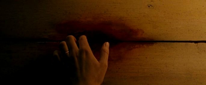 Control de sangre en el suelo de la casa