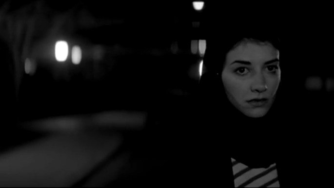 Chica oscura caminando por la noche (2015)