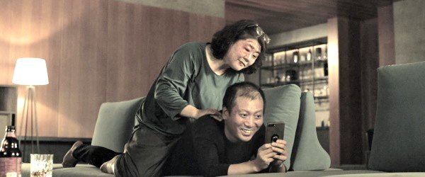 Fotograma de la película Parásitos: la ex sirvienta y su marido.