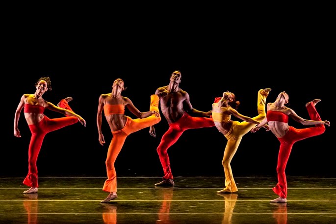 danza del cuerpo en grupo