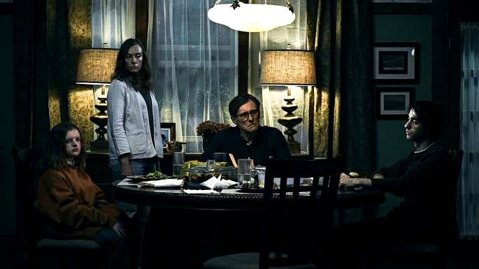 Familia en la mesa de la cena