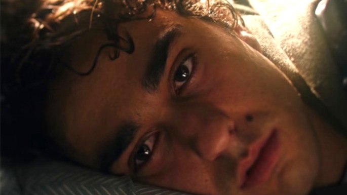 Pedro acostado en la cama