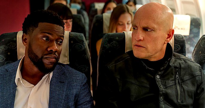 Dos hombres viajando en avión.