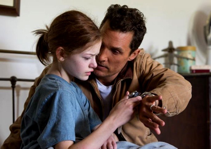 Cooper interestelar mira a su hija antes de partir
