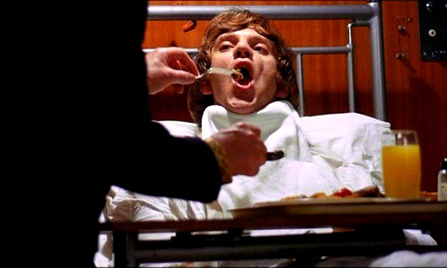 Alex en el hospital, atendido por el ministro.