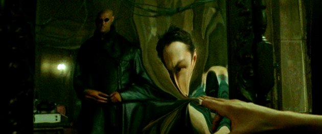 Una escena de espejos cayendo.