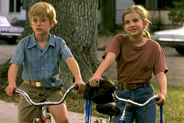 Una escena de la película Mi primer amor muestra a un niño y una niña en bicicleta.