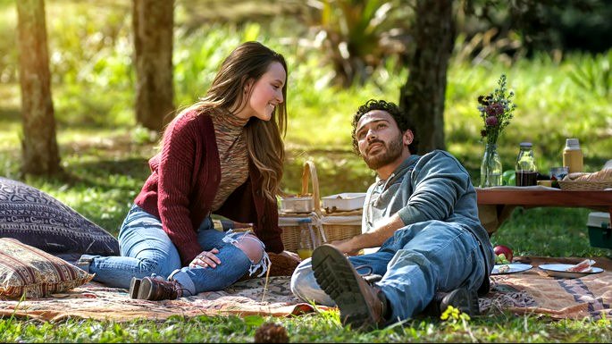 pareja joven, acostado, en, pasto o césped, mirarse, y, sonriente