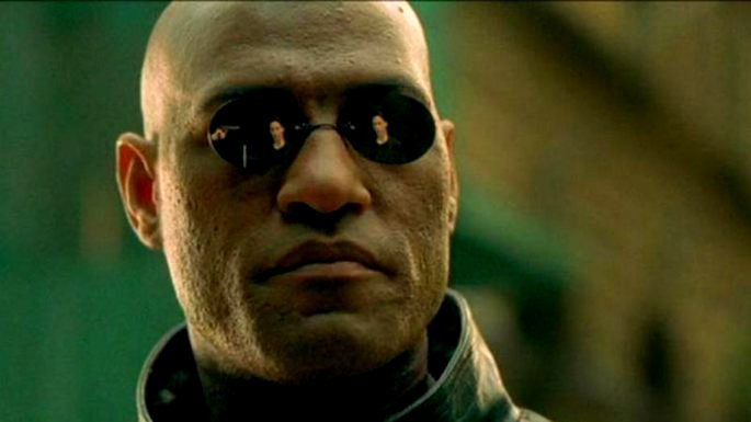 Hombre calvo con gafas de sol.