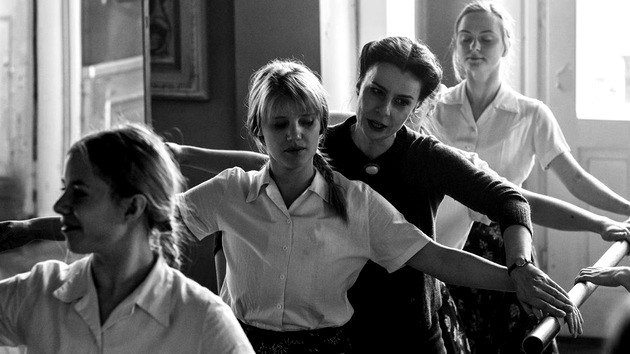 Zula en la clase de baile de la compañía