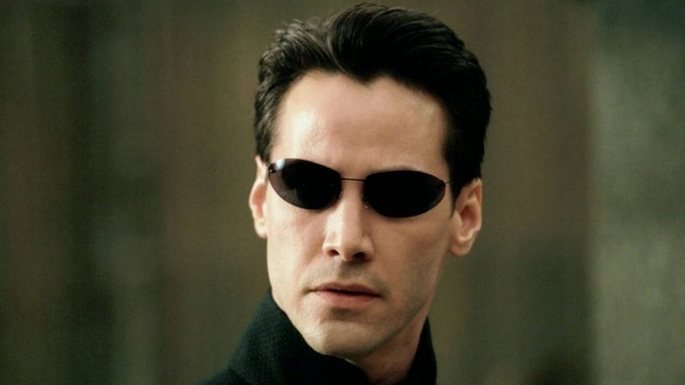 Un hombre vestido de negro, con gafas de sol.