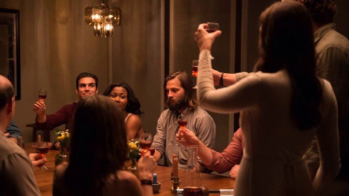 Una escena de película muestra a personas invitadas a cenar.
