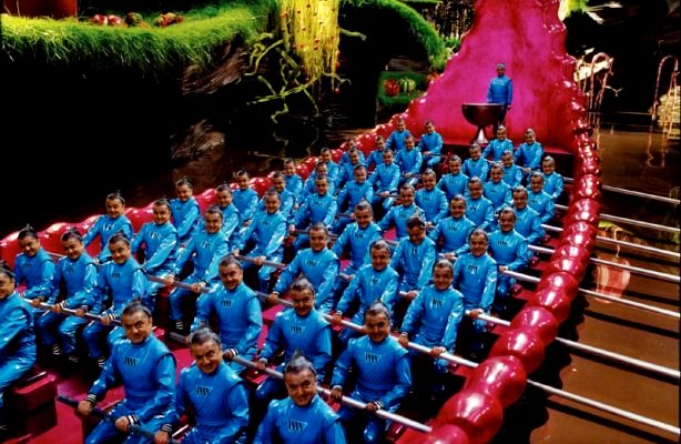 Una escena de La fábrica de chocolate con los Oompa-loompas