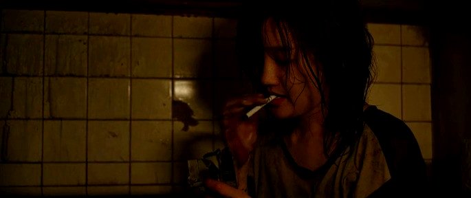 Fotograma parásito: Ki-jeong fumando en medio de la inundación