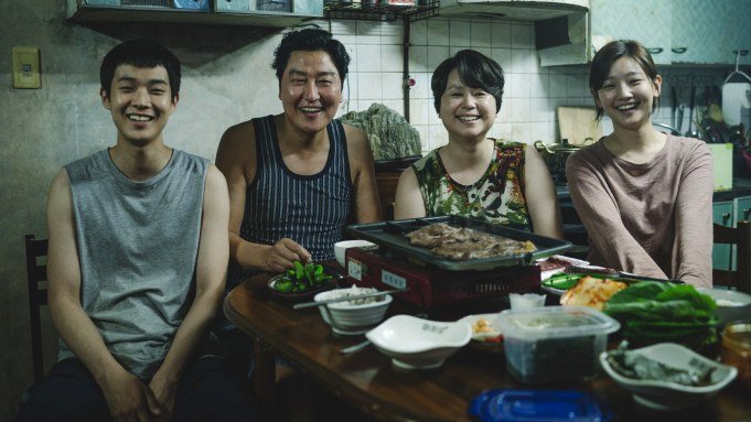 La familia Kim haciendo planes de lujo, un fotograma de la película Parásitos (2019).