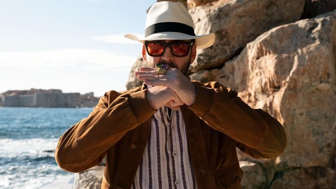Un hombre con un sombrero blanco posa para una foto.
