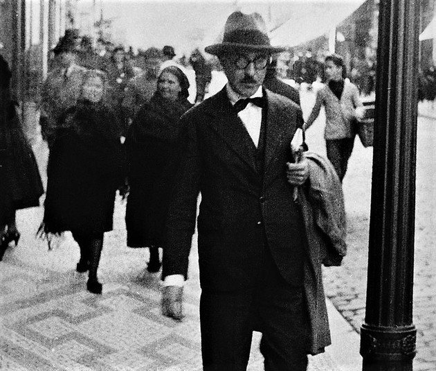 Retrato de Fernando Pessoa paseando por las calles de Lisboa.
